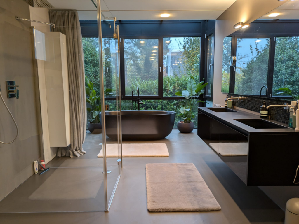 Modernes Badezimmer mit Dusche und freistehender Badewanne – Sanitär Basel für stilvolle Badlösungen.