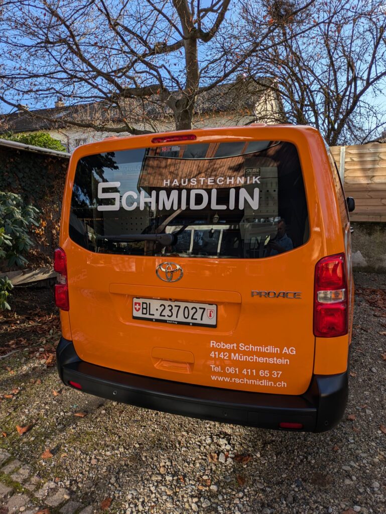Fahrzeug der Firma Schmidlin in Basel Sanitär – professioneller Sanitärservice vor Ort.